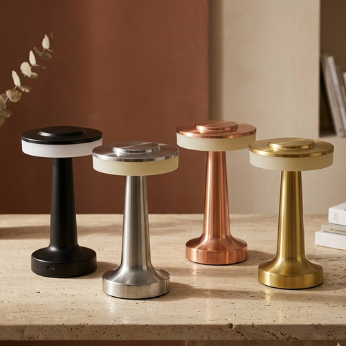 Lampe HALO tactile et sans fil allumée sur une table de chevet